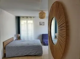 Studio avec terrasse et stationnement aérien - Plages et bourg à pieds
