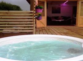 Ivy Rose Cabin with private hot tub, hotel sa Bude