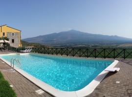 Agriturismo Valle dell'Etna: Roccella Valdemone'de bir havuzlu otel