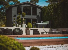 BLACK HOUSE - premium holiday guest house، بيت عطلات في Priedkalne