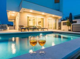 Luxury apartment Sun with private Pool and Jacuzzi, πολυτελές ξενοδοχείο σε Novalja
