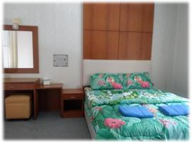 ศูนย์ฝึกอบรมสวนสัตว์เปิดเขาเขียว JJJ, khu glamping ở Ban Nong Phak Nam