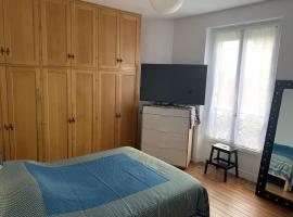 Belle chambre spacieuse, feriebolig i Neuilly-Plaisance