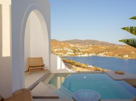 Ios Seaside house with sunset view and small pool, hotel i Chora