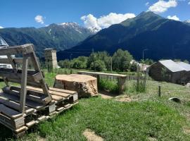 Lela's guesthause, hotel v destinaci Tsvirmi