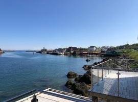 Modern apartment with an amazing seaview, hotel in Ballstad