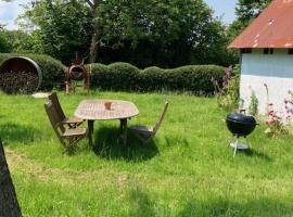 Les Sources Camping club, hotel with parking in Les Cresnays