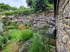 PRIVACY Entire BARN for 4 Garden Cliff Vobster Quay Frome Longleat Bath Stonehenge BBQ HQ & Pet FREE-ndly，拉德斯托克的度假屋