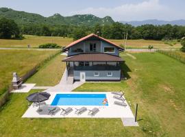 Plum house - villa with pool, cabaña o casa de campo en Gospić