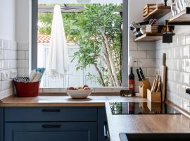 Charming Beachfront House with Office, отель в Паге