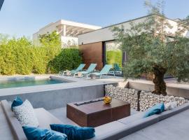 Villa Marli ZadarVillas，位于扎顿的酒店