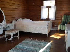 Nikolain tupa, vanha hirsitalo, cabin in Tuorila