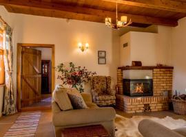 Jotaferien Transylvanian Cottage with Fireplace, ваканционно жилище 