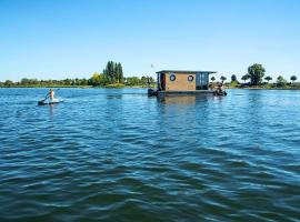 Lovely houseboat in Kinrooi with terrace，金洛伊的飯店