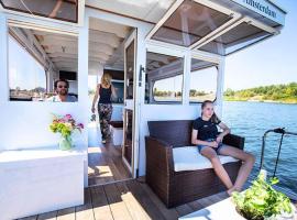 Amazing houseboat in Kinrooi for rent, hotel in Kinrooi