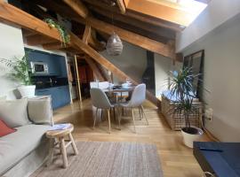 loft de la place, apartment in Bourg-Madame