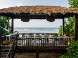 SaffronStays Stella Maris - Luxury Beach Front Villa Near Redi Beach, hotel v destinaci Querim