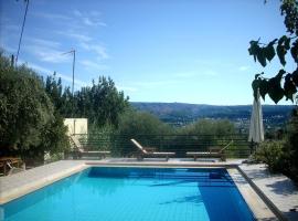 Dream 1 -traditional House With Pool To Share, hotel din Douliana