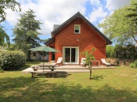 Charmante maison en bois proche mer, cabin in Saint-Jean-de-la-Rivière