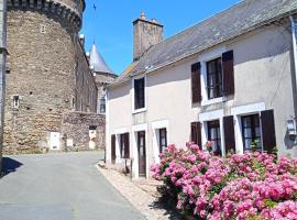 Charming detached 2 bedroom ancient house in medieval quarter of a small town in the Pays de la Loire, France，錫耶勒紀堯姆的飯店