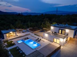 NEW Villa Begovina with a private pool, Hot-Tub, 4 bedrooms, hotel en Krivodol