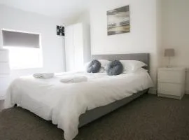 Contemporary 2 Floor Flat with Sea Views!