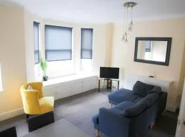 Contemporary 2 Floor Flat with Sea Views!