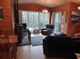 Luxury Peak District lodge, hot tub, log burner, nr lake, hotel v destinaci Rudyard