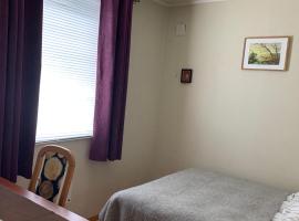 Room in house on the road to Lofoten: Harstad şehrinde bir kiralık tatil yeri