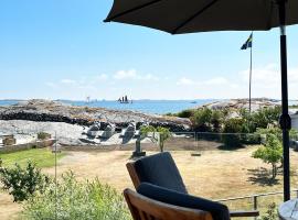 Unique holiday accommodation on Langholmen in Gothenburgs western archipelago, מלון בTorslanda