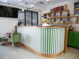 Merak Rooms & Caffe Bar、シャバツのB&B