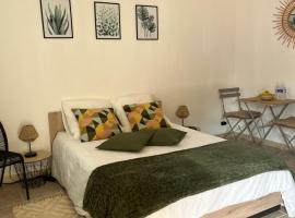 Studio chez joss, hotel v destinaci Istres