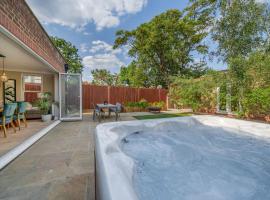 Stunning 3B2Ba Huge entertaining space and hottub!, hotel with parking in Raynes Park