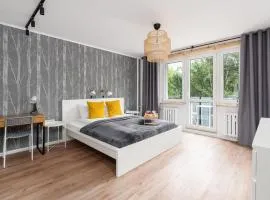 Green View Apartment with Balcony Winogrady by Noclegi Renters