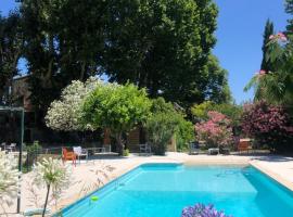 LE BOURGUET, hotel v destinaci Solliès-Pont