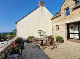 Maison en pierre accès 5 mn à pied plage, hotel in Arzon