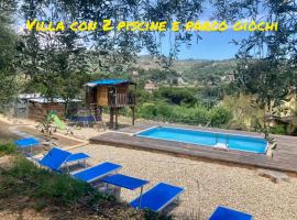 La Casa di Martina, villa con 1 piscina 1 piscina bimbi e parco giochi, хотел в Caramagna Ligure