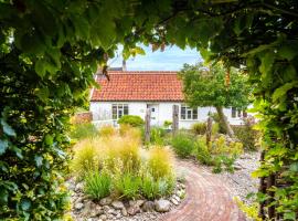 Myrtle Cottage، فندق في Friston