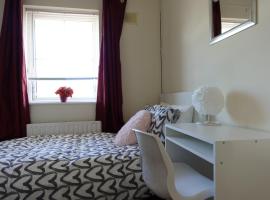 Females Only - Private Bedrooms in Dublin, hôtel à Lucan près de : Centre commercial Liffey Valley