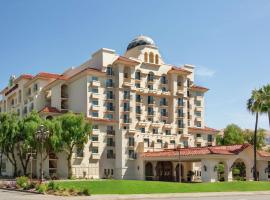 Viesnīca Embassy Suites by Hilton Milpitas Silicon Valley pilsētā Milpitasa