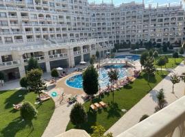 Seaside Serenity - luxurious beach-front apartment with a refreshing pool, apartamentai Varnoje