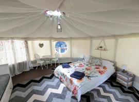 Luxury Glamping @Moulin des Forges, מקום אירוח ביתי בMoutier-Malcard