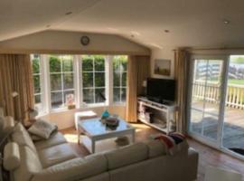 Waterchalet number 6 Recreationpark Yn'e Lijte Grou met ligplaats boot, hotel v destinaci Grou