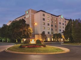 Embassy Suites by Hilton Louisville East: Louisville, Old State House yakınında bir otel