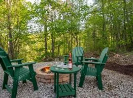Easy Livin 2BR2BA One-Level Cabin Hot Tub, Fire Pit, Seasonal Views
