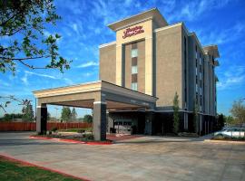 Hampton Inn & Suites-Moore, מלון במור