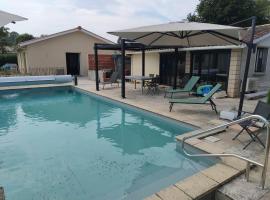 2 Maisons de 3 et 2 chambres avec grande piscine commune, hotel in La Teste-de-Buch