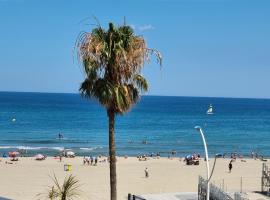 Studio cosy vue mer Canet Plage 3étoiles、カネ・アン・ルシヨンの駐車場付きホテル