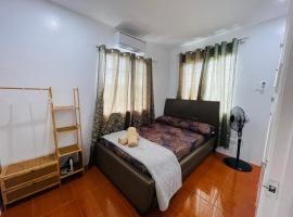 Modern Cozy 3BR Near Air-conditioned & Free Parking, feriebolig i Silang