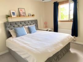 Cozy bedroom in shared accommodation with free parking, lacný hotel v Edinburghu